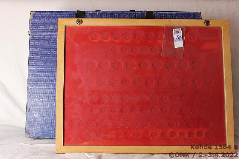 k-1564-b.jpg - Kohde 1564 (kuva 2/2), lhthinta: 50 € / myyntihinta: 70 € Vitriinilaukku + rahat 1865→ 7 isoa lasikannellista lukittavaa puista vitriini olalla kulkevassa laukussa. Vitriineiss paikat samettilevyll Suomen kolikoille 1864-1962. Mukana 1865-1917 5p 24kpl ja 10p 23kpl, 1918-62 1p-50mk 306 kpl ja 1956→ hopeiset 100 ja 200mk 8 kpl, kunto: 3-9