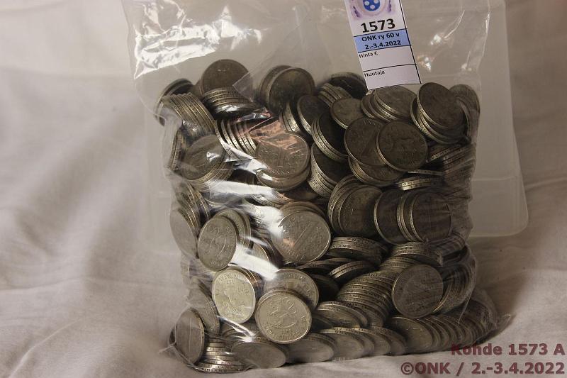 k-1573-a.jpg - Kohde 1573, lhthinta: 350 € / myyntihinta: 810 € Suomi 1 mk (814) 1964-68 Ag, 5209g/350, 1964(154), -65(255), -66(271), -67(84), -68(50), muutama hyvkin, kunto: 4-7