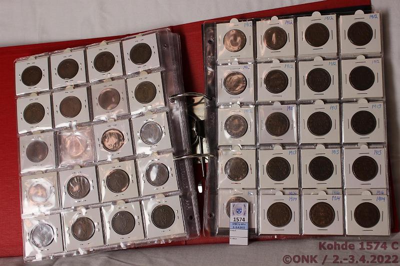 k-1574-c.jpg - Kohde 1574 (kuva 3/3), lhthinta: 100 € / myyntihinta: 135 € Suomi-kansio 1 - 10 p 1865-1941 (287) 1p 1898, 1902(2), -03, -05(4), -07, -08, -09(3), -11(3), -12(2), -13(2), -14(5), -15(3), -16(7), -17(8); 5p 1915(2), -16(46), -17II(18), -18(5), -19(2), -20(9), -41; 10p 1865(3), -66(4), -67(4), -76, -90, -96(9), 1908(7), -10(15), -11(9), -12(16), -13(6), -14(3), -15(13), -16(17), -17I(5), -17II(19), -19(2), -22, -28, -37(4), -38(7), -41. Kehyksiss kansiossa. Hyvkuntoinen er, tsaarin ajan loppuvuodet ja itsenisyyden aika suurin osa leimakiiltoisia, kl 7-9., kunto: 3-9