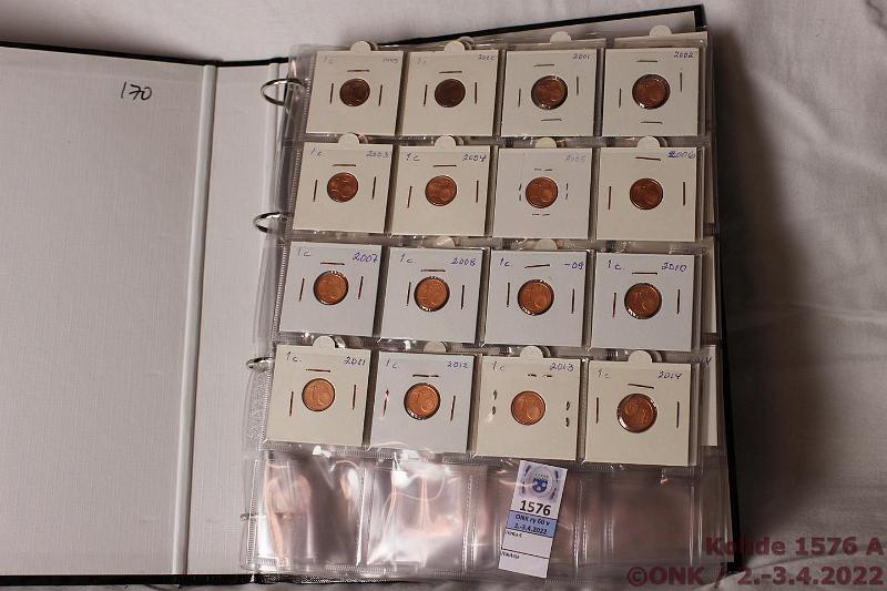 k-1576-a.jpg - Kohde 1576 (kuva 1/2), lhthinta: 200 € / ei tarjouksia Suomi-eurokansio 1 snt - 5 € (150) 1999-2014 1s-2€ 1999-2014 kaikki; 2€ juhla: 2004(kl8), -05, -06, -07(2), -08, -09(2), -10, -11; 2€ 2006 vr kartta(kl7); 5€ 2003, -05, 2010-11 Maakuntarahat 9 eril. Posin rullatavaraa, joissakin patinaa tai hieman kulumista. Rahasilmiss, nimellisarvo 113,08 €., kunto: 7-9