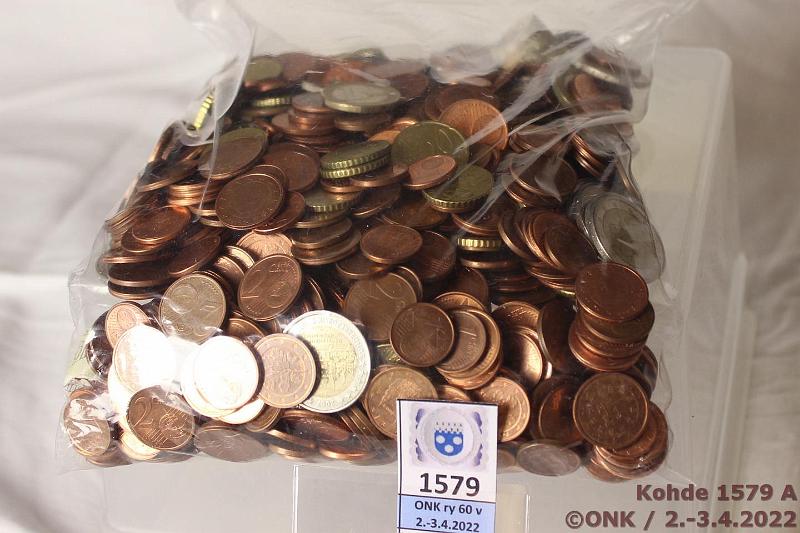 k-1579-a.jpg - Kohde 1579, lhthinta: 100 € / myyntihinta: 100 € Euroja 1 s - 2 € n 2,3 kg 1999→ Kiertneit ja leimakiiltoisia. 44 kpl 2€ juhla ja tavallisia, mm Suomi 2002(3). 5s-1€ nim.arvoja noin 13€ edest, mm Suomi 20s 2000(3). 1-2s kolikoita Euroopasta 1,5kg, kunto: 4-9