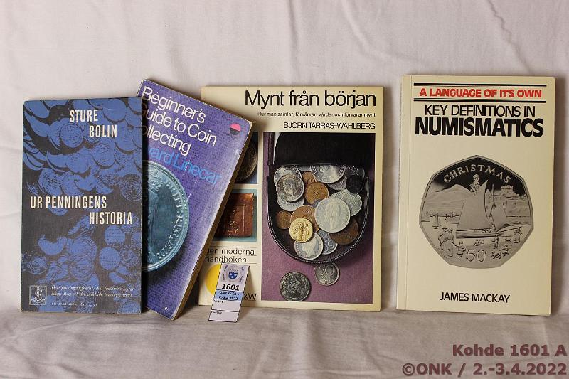 k-1601-a.jpg - Kohde 1601, lhthinta: 10 € / ei tarjouksia Er (4) Bjrn Tarras-Wahlberg: Mynt frn brjan. Hur man samlar, frvrvar, vrdar och frvarar mynt, 1971, 128 s. + Bolin, Sture: Ur penningens historia, 1962, 184 s. + Linecar, Howard: Beginerss Guide to Coin Collecting, 1966, 144 s. + Mackay, James: Key Definitions in Numismatics, 1982, 148 s., kunto: Siistej