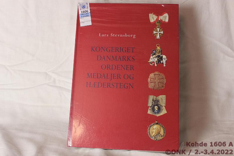 k-1606-a.jpg - Kohde 1606, lähtöhinta: 45 € / ei tarjouksia Kirja Stevnsborg: Kongeriket Danmarks ordener, medaljer og hæderstegn, 2005, 819 s. numeroitu #408/500, kunto: Siisti