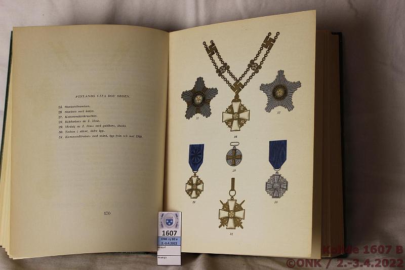 k-1607-b.jpg - Kohde 1607 (kuva 2/2), lhthinta: 75 € / myyntihinta: 75 € Kirja Wrede: Finlands utmrkelsetecken. En redogrelse fr Finlands officiella och halvofficiella utmrkelse- och minnestecken, 1946, 602 s., kunto: Siisti
