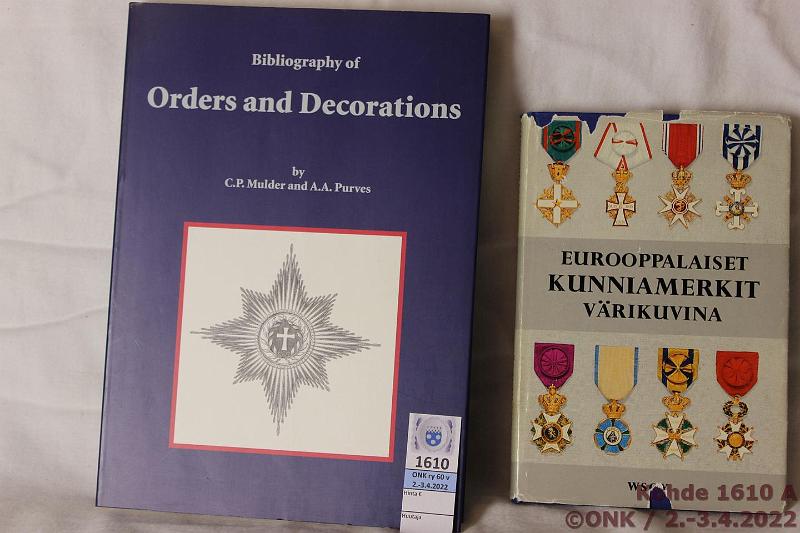k-1610-a.jpg - Kohde 1610, lhthinta: 15 € / myyntihinta: 15 € Er (2) Mulder - Purves: Bibliography of Orders and Decorations, 1999, 321 s. + toim. Hieronymussen, Poul Ohm - Lund, Jrgen: Eurooppalaiset kunniamerkit vrikuvina, 1968, 216 s., kunto: Siistej