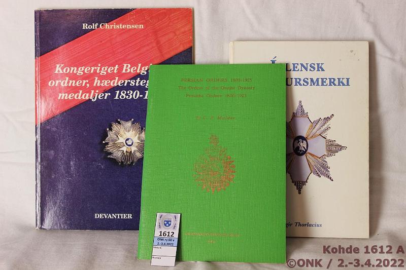 k-1612-a.jpg - Kohde 1612, lhthinta: 10 € / ei tarjouksia Er (3) Christensen: Kongeriket Belgiens ordner, hderstegn og medaljer 1830-1995, 1995, 95 s. + Thorlacius: Islensk Hei?ursmerki, 1999, 131 s. + Mulder: Persian Orders 1818-1925. The Orders of the Quajar Dynasty, 1990, 48 s., kunto: Siistej