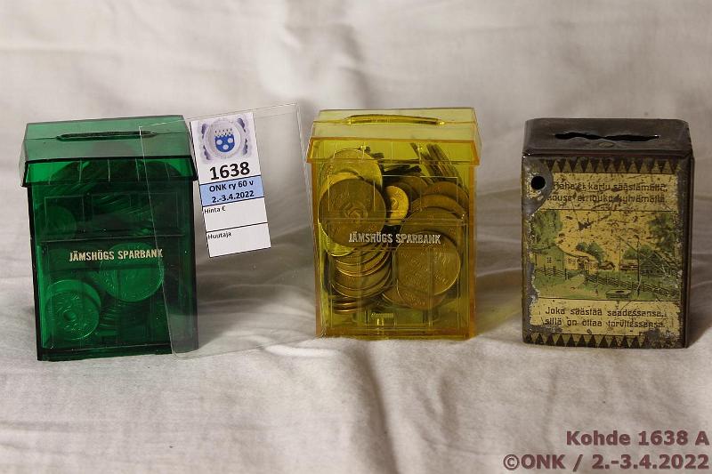 k-1638-a.jpg - Kohde 1638, lhthinta: 10 € / myyntihinta: 10 € Sstlippat (3) Peltinen Osuuskassan Sstlaatikko 1920-40-luvulta, naarmuinen ja ruosteinen, sis n. 200g 1920-40-l:n rahoja. Kaksi muovista Jmshgs Sparbank -lipasta (vihr+kelt). Lukossa, sis posin 1950-70-l:n Ruotsin rahoja., kunto: vk