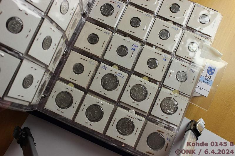 k-0145-b.jpg - Kohde 145 (kuva 2/4), lhthinta: 20 € / myyntihinta: 20 € 1 mk (317) 1921-89 CuNi/Cu/Fe: 1921-51(77), 1952-61(36), 1969-89(204). Kansiossa lehdill kehyksiss, kunto: 4-9