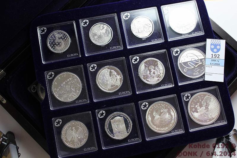 k-0192-b.jpg - Kohde 192 (kuva 2/3), lhthinta: 200 € / myyntihinta: 230 € 1 1/2 - 10 € 2004-05 (19) Ag, Proof, Europa-sarjaa: 1€ Ranska -04, -05. 5€ Hollanti-05; Itvalta-04, -05. 8€ Portugali-04, -05. 10€ Suomi-05; Belgia-04, -05; Espanja-04, -05; Saksa-04, -05; Irlanti-04, Italia-05. Lisksi Latvia 1l 2001 Olympia/jkiekko, Irlanti 10€-03 Special Olympics ja Kreikka-04 10€ Ateena/kiekko. Puulaatikossa, kaps. Europa-sarjasta tod kansiossa muista paitsi Italia-05, kunto: 10