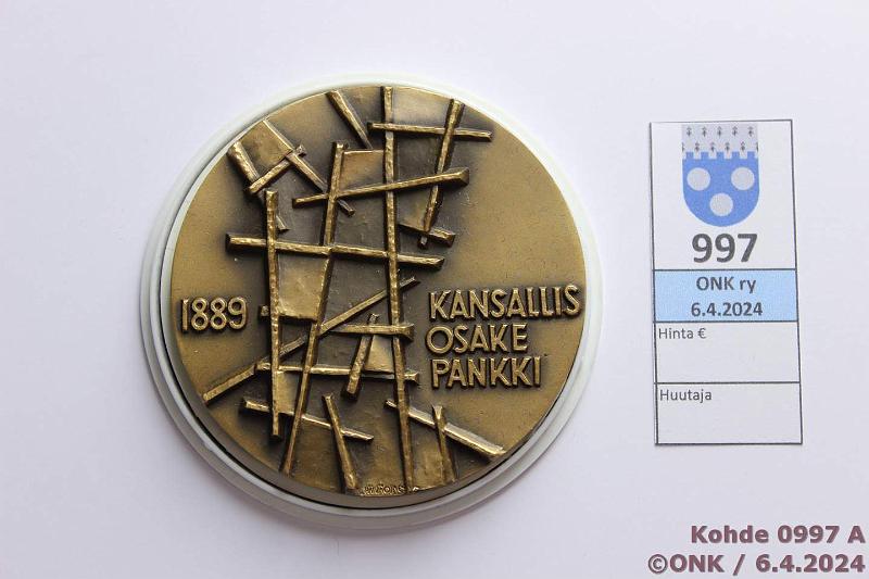 k-0997-a.jpg - Kohde 997 (kuva 1/2), l�ht�hinta: 10 &euro; / myyntihinta: 10 &euro; Mitali Tompakki, 70mm. Kansallis Osake Pankki 1889. Heikki H�iv�oja / Kultateollisuus. KOP muovikotelossa, kunto: 9