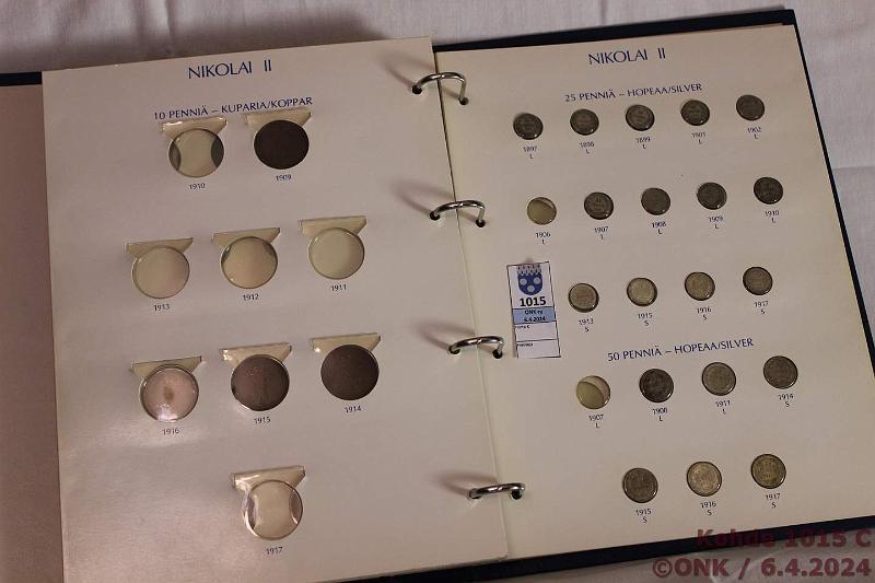 k-1015-c.jpg - Kohde 1015 (kuva 3/4), l�ht�hinta: 175 &euro; / myyntihinta: 175 &euro; Suomi - Finland kansiot 1-3 (352) 1864-1986 Hienot Suojakotelolliset pahvilehtiset kansiot, joissa irrotettavat kovamuovitaskut ja paikat Suomikolikoille. 1p 1883-1917(18), 1919-24(6), 1968-79(13); 5p 1865-1916(22), 1918-43(8), 1968-87(21); 10p 1865-1915(12), 1920-45(13), 1963-86(24); 20p 1963-86(24); 25p 1889-1917(17), 1921-43(15); 50p 1874-1917(12), 1923-45(11), 1963-86(23); 1mk 1929-62(26), 1964-68(5), 1969-86(19); 5mk 1930-62(20), 1972-86(16); 10mk 1929-62(15); 20mk 1934-62(10); 50mk 1952, -54. Paljon leimakiiltoisia my�s itsen�isyyden ajan alkup��n rahoissa., kunto: 4-9