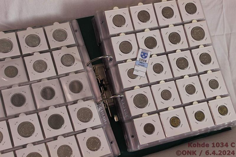 k-1034-c.jpg - Kohde 1034 (kuva 3/4), l�ht�hinta: 50 &euro; / myyntihinta: 57 &euro; Kansio muu maailma (631) 1929-99 Ranskan Polynesia 1-100fr 1976-99(26); Singapore 1c-1$ 1986-96(75); Norja 10�-5kr 1953-83(7); Sveitsi 5r-5fr 1929-79(15); Malesia 5s-1r 1979-92(15); Portugali 2�-50esc 1974-89(20); T�ekkoslovakia 10h-1k 1964-90(20); Latvia 10s-2l 1992(6); Puola 50g-1zl 1965-90(13); Brasilia 1-10c 1986-87(6); Libya 5-100d(28); Ven�j�/NL 1k-100r(400, mm. 1-5r juhlaruplia 22 kpl). Siisti kansio kolikkotaskuilla. Osin samoja., kunto: 4-9