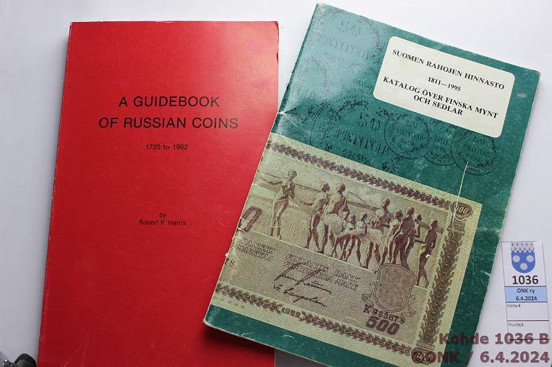 k-1036-b.jpg - Kohde 1036 (kuva 2/3), lhthinta: 5 € / myyntihinta: 13 € Oppaita ja muuta (5) A guidebook of Russian coins 1725-1982, 3. painos 1983, Robert Harris. Suomen rahojen hinnasto 1811-1995. Kansio, jossa Itseninen Suomi -sarjan EP-kuori, jossa 25+50p 1917 II. 2 kpl kuoria, joissa Marsalkan rintamerkki, kunto: 7-9