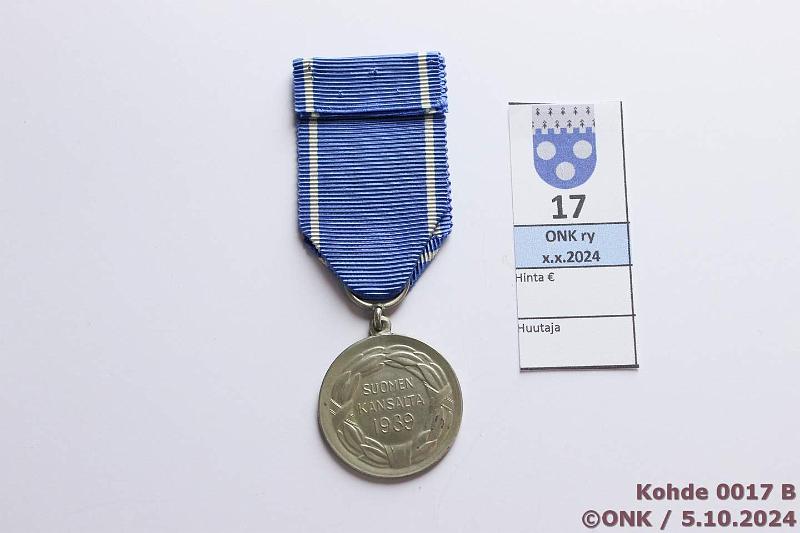 k-0017-b.jpg - Kohde 17 (kuva 2/2), lhthinta: 10 € / myyntihinta: 13 € VM 1 1939 Ilman hopealeimaa, sininen nauha, kunto: 9