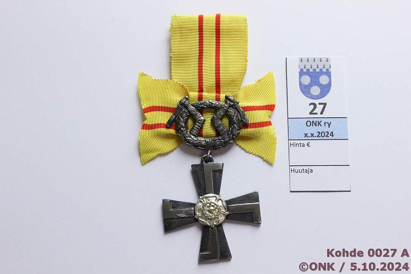 k-0027-a.jpg - Kohde 27 (kuva 1/2), lhthinta: 30 € / myyntihinta: 56 € VR 4 mk 1941 Kelta-punaraitainen ruusukenauha, risti oksidoitu, ex-HNY 2000, kunto: 7