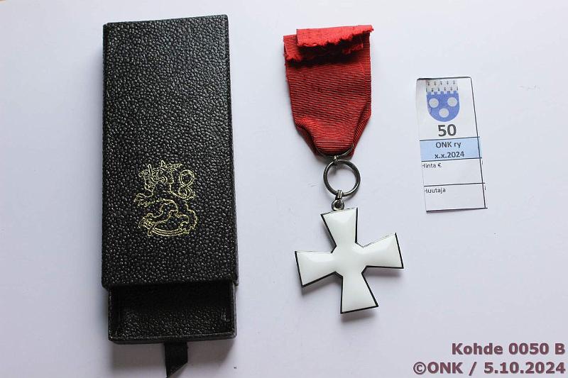 k-0050-b.jpg - Kohde 50 (kuva 2/2), lhthinta: 30 € / myyntihinta: 38 € SL 2. lk ritarimerkki Ag 925, N8=1990, risti 40x40 mm, laatikossa, kunto: 8