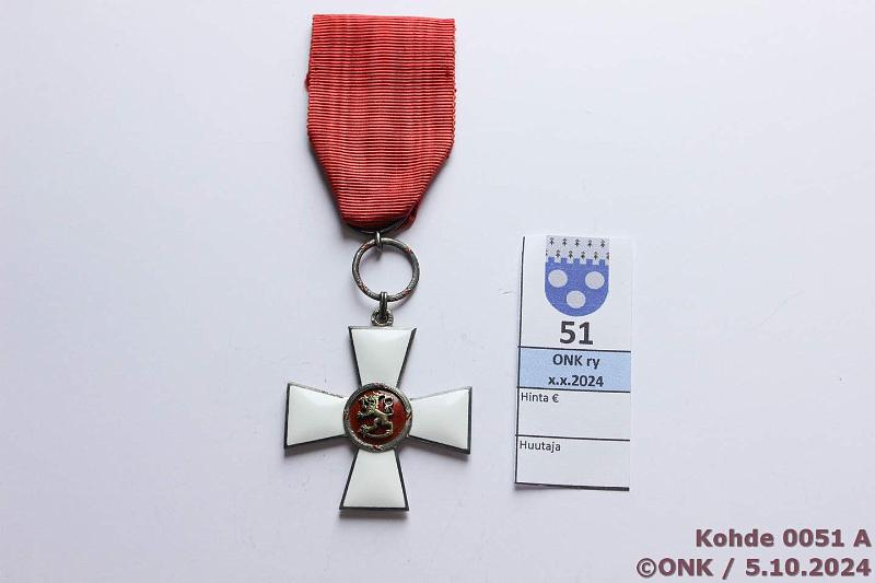 k-0051-a.jpg - Kohde 51 (kuva 1/2), lhthinta: 25 € / myyntihinta: 36 € SL ritarimerkki Ag 813H, valm T, risti 40x40 mm, kunto: 8