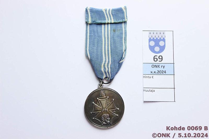 k-0069-b.jpg - Kohde 69 (kuva 2/2), lhthinta: 50 € / myyntihinta: 54 € SO ansiomitali 1952 Ag 916H, Y6=1952, ex-HNY, kunto: 8