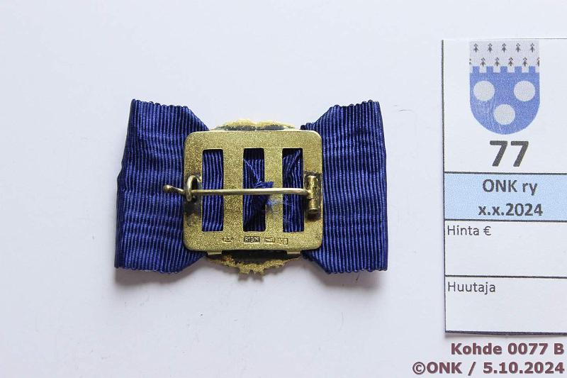 k-0077-b.jpg - Kohde 77 (kuva 2/3), lhthinta: 40 € / myyntihinta: 70 € Nuhteettoman palveluksen kunniamerkki XL (=40v) Kullattu, Ag 813H, K6=1939, A.T., sin. nauhasolmuke, myntkirja, ex-Ekman 2002, kunto: 8
