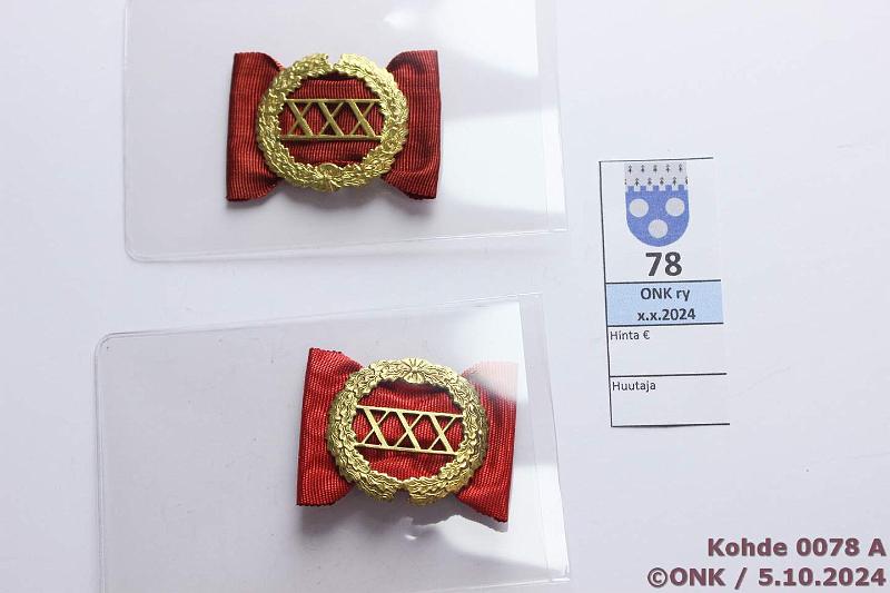 k-0078-a.jpg - Kohde 78 (kuva 1/2), lhthinta: 8 € / myyntihinta: 8 € Valtion virka-ansiomerkki XXX (=30v) (2 kpl) Pun. nauhasolmuke, kunto: 8, 9
