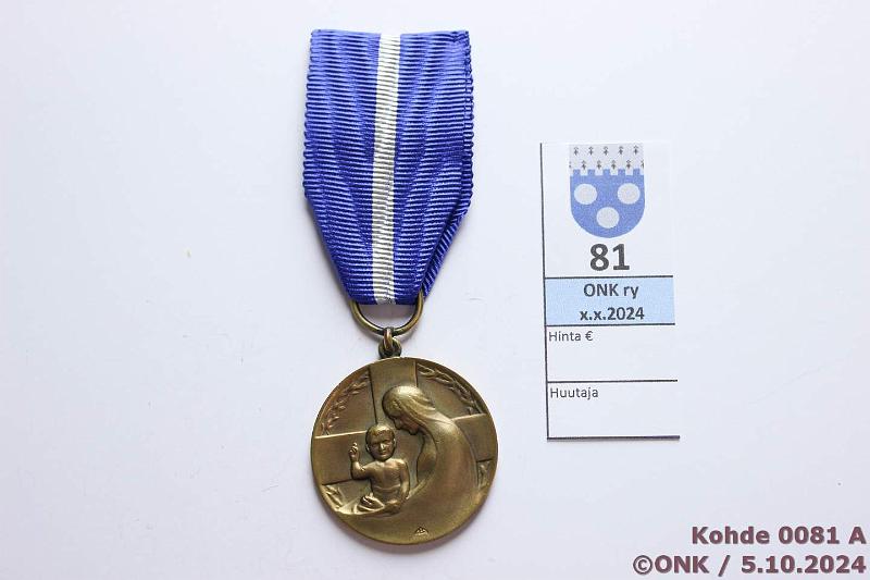 k-0081-a.jpg - Kohde 81 (kuva 1/2), lhthinta: 15 € / myyntihinta: 15 € Pro Benignitate Humana Kullattu tompakki, nauha uusittu 2000, ex-PHN 1990, kunto: 9