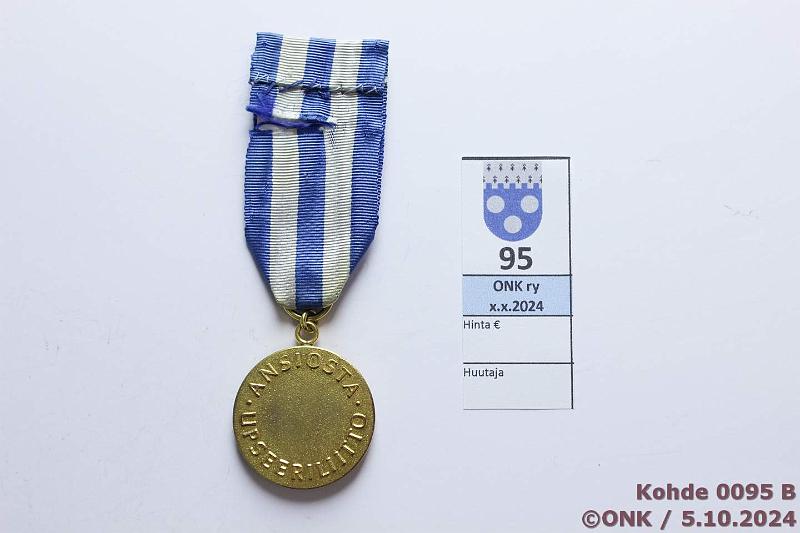 k-0095-b.jpg - Kohde 95 (kuva 2/3), lhthinta: 30 € / myyntihinta: 58 € 1. lk am Kultainen, ruusukenauha, myntkirja, kunto: 8