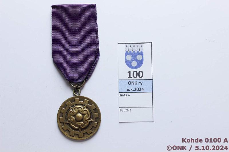 k-0100-a.jpg - Kohde 100 (kuva 1/2), lhthinta: 15 € / myyntihinta: 15 € Ansiomitali Ilman kaiverruksia, kunto: 9