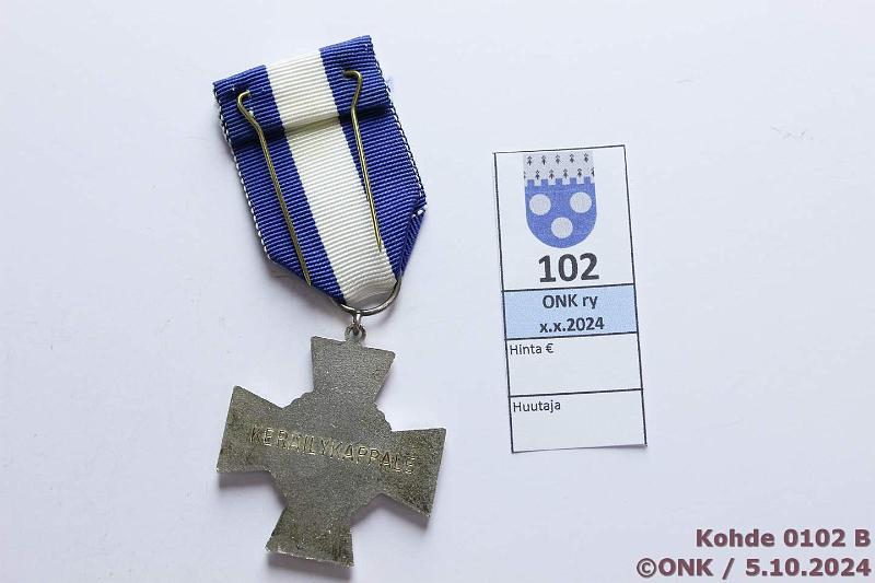 k-0102-b.jpg - Kohde 102 (kuva 2/2), lhthinta: 20 € / myyntihinta: 20 € Ansioristi Takasivulla kaiverrus kerilykappale, ex-Ekman 2012, kunto: 9