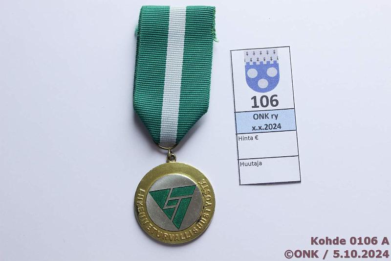 k-0106-a.jpg - Kohde 106 (kuva 1/2), lhthinta: 15 € / myyntihinta: 16 € Ansiomerkki n:o 130 Ag 925, L8=1988, valm K-y, etupuolen ulkokeh kullattu, keskell vihre emali, kunto: 8