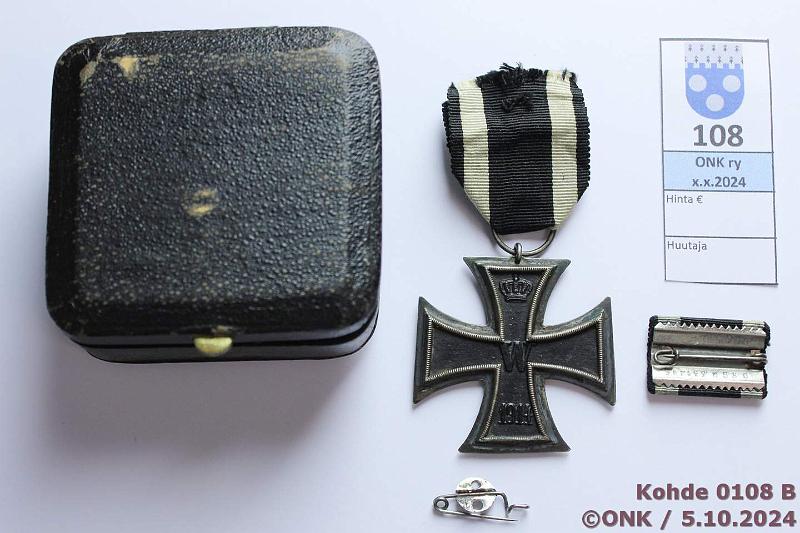 k-0108-b.jpg - Kohde 108 (kuva 2/2), lhthinta: 50 € / myyntihinta: 86 € Preussin rautaristi 2. lk 1914 Musta-valkoraitainen nauha, rasia, rintasolki, kunto: 7