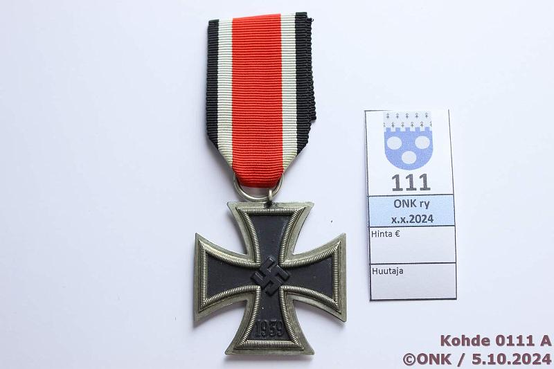k-0111-a.jpg - Kohde 111 (kuva 1/2), lhthinta: 40 € / myyntihinta: 115 € Saksan rautaristi 2. lk 1939 Musta-valko-punainen nauha, ex-Holmasto 1998, kunto: 9