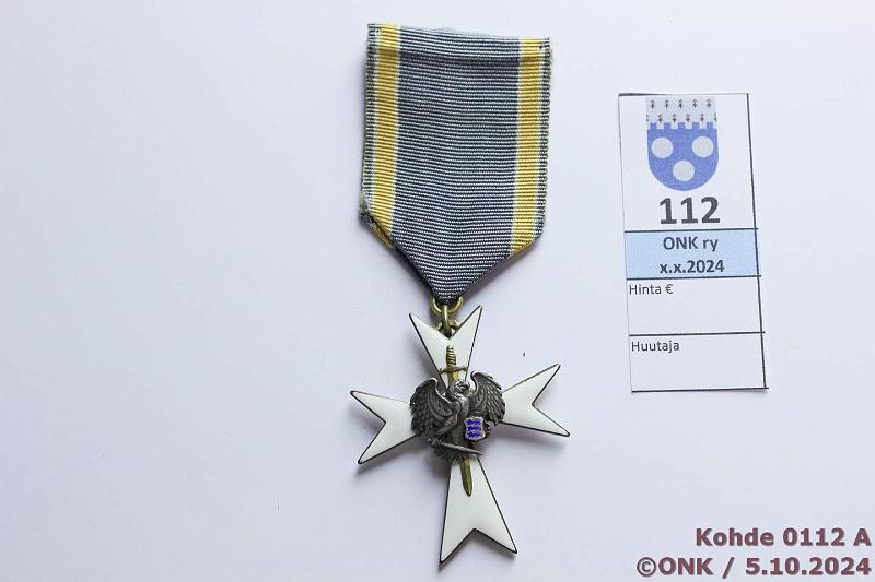 k-0112-a.jpg - Kohde 112 (kuva 1/2), lhthinta: 40 € / myyntihinta: 52 € Valkoinen risti 1918 Alkuperinen, takana isoja emalivikoja, nauhan toinen puoli haalistunut, ex-KPNK 2001, kunto: 7