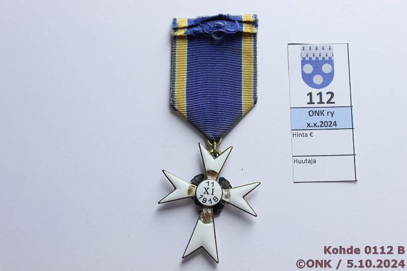 k-0112-b.jpg - Kohde 112 (kuva 2/2), lhthinta: 40 € / myyntihinta: 52 € Valkoinen risti 1918 Alkuperinen, takana isoja emalivikoja, nauhan toinen puoli haalistunut, ex-KPNK 2001, kunto: 7