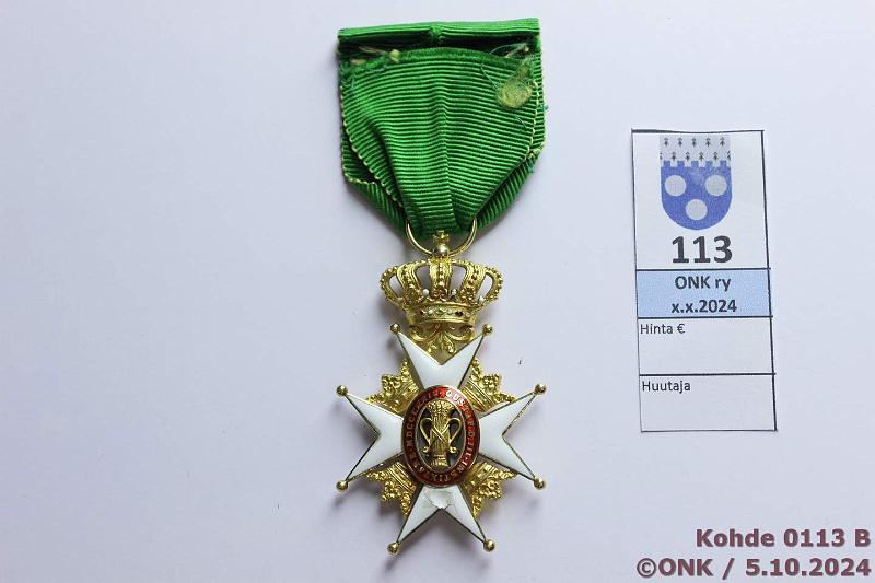 k-0113-b.jpg - Kohde 113 (kuva 2/2), lhthinta: 100 € / myyntihinta: 270 € Ritarimerkki Au 18k, leimat kolme kruunua, CFC, valkoinen emali, emalivikoja (I vai II luokka?), kunto: 8