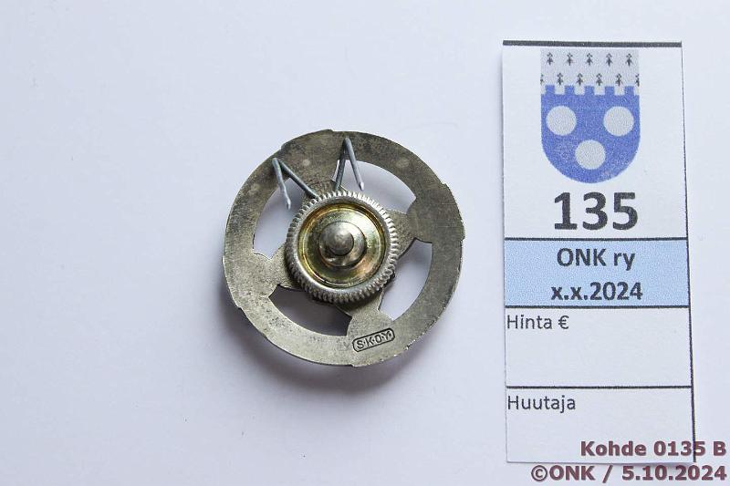 k-0135-b.jpg - Kohde 135 (kuva 2/2), lhthinta: 10 € / myyntihinta: 20 € Sk 3. lk hiihtomerkki ex-HNY 2000, kunto: 8