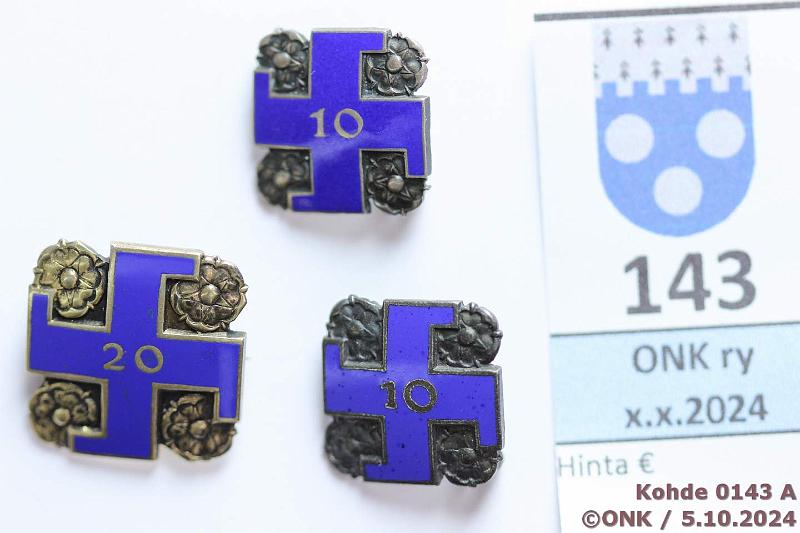 k-0143-a.jpg - Kohde 143 (kuva 1/2), lhthinta: 25 € / myyntihinta: 50 € LS 20v ja 10v merkit (3) 20v, kullattu, Ag 813H, L6=1940, n:o 3595; 10v, Ag 813H, n:o 2407, 10v, hopeoitu Cu?, ei hl, n:o 32204, kunto: 8
