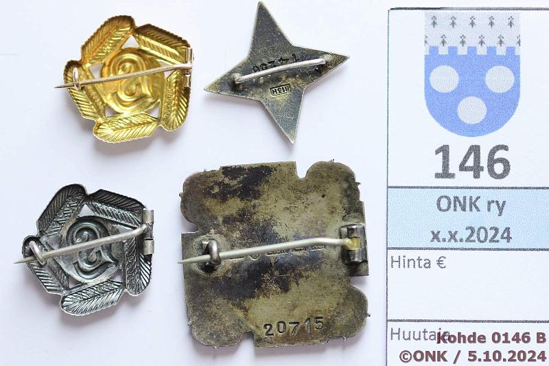 k-0146-b.jpg - Kohde 146 (kuva 2/3), lhthinta: 85 € / myyntihinta: 90 € LS (4) Lottaneula, Ag 813, X5(?)=1927, n:o 20715; Yleiskurssimerkki, Ag 813, n:o 14256; Hiihto- ja kvelymerkki 1. lk Au n. 1,4g/750, U5=1925, n:o 16, 2. lk, Ag 813, K6=1939, n:o 13250, kunto: 8