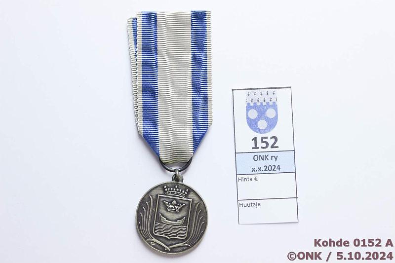 k-0152-a.jpg - Kohde 152 (kuva 1/2), lhthinta: 20 € / myyntihinta: 20 € Helsingin valtauksen mm Pieni metallivika, nauha uusittu, kunto: 9