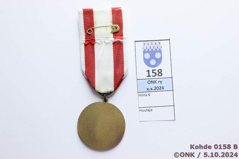 k-0158-b.jpg - Kohde 158 (kuva 2/3), l�ht�hinta: 15 &euro; / ei tarjouksia Kotirintamanaisten mitali My�nt�kirja, nauhassa v�rj�ym��, kunto: 10