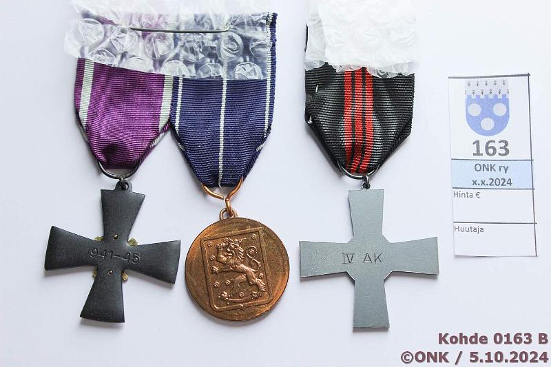 k-0163-b.jpg - Kohde 163 (kuva 2/4), lhthinta: 125 € / myyntihinta: 160 € I.K. (3) Jatkosodan mm. Pioneeriristi. Kannaksen mr (IV AK). Myntkirjat kahteen jlkimmiseen., kunto: 9-10