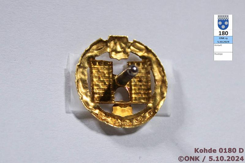 k-0180-d.jpg - Kohde 180 (kuva 4/4), lhthinta: 75 € / myyntihinta: 340 € Er (8) + pienoimerkit (4) Kultainen km heraldisella ruusulla,  Au 750/6,7g paino ilman nauhaa , H7=1961, pun. nauhasm + pmr, Au 750 (n. 1,8 g ilman ruuvia). Kultainen amr XL, kullattu, Ag 813H, I7=1962, pun. nauhasm. Kultainen amr XXX, kullattu, Ag 830, U7=1973, pun. nauhasm + pmr, Ag 830. Kultainen amr XXX, kullattu, Ag 813H, X7=1975, pun. nauhasm. Hopeinen amr XXV, Ag 830, A8=1978 / C8=1980, sin. nauhasm (2 kpl, eri vuosileimat) + pmr, Ag 830. Hopeinen amr XX, Ag 830, E8=1982 / I8=1986, sin. nauhasm (2 kpl, eri vuosileimat) + pmr, Ag 925., kunto: 8-9