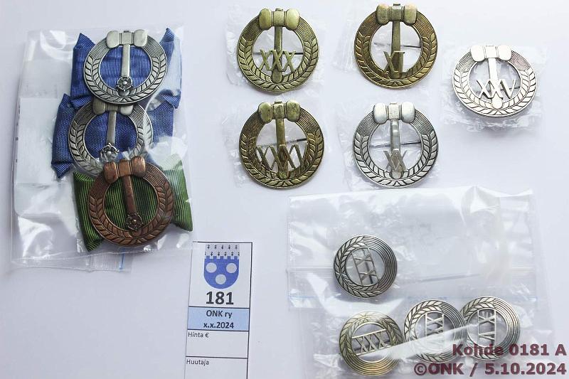 k-0181-a.jpg - Kohde 181, lhthinta: 30 € / myyntihinta: 30 € Er (12) Hopeinen km, Ag, B7=1955, sin. nauhasm, nimikaiverrus 20.8.55, pllikkeen pj:n nuija. Hopeinen km, Ag, T7=1972, sin. nauhasm, nimikaiv. 31.12.73, pll. pj:n nuija. Pronssinen km, vih. nauhasm, nimikaiv. 8.3.70, pll. pj:n nuija. Kultainen amr XL, kullattu, Ag 830, X7=1975, nimikaiv. 30.6.76, pll. pj:n nuija. Kultainen amr XXXV, kullattu, Ag 830, U7=1973, nimikaiv. 14.1.74, pll. pj:n nuija. Kultainen amr XXX, kullattu hopea, nimikaiv. 18.3.1947, pll. pj:n nuija. Hopeinen amr XXV, Ag, nimikaiv. 18.3.1947, pll. pj:n nuija. Hopeinen amr XX, Ag 830, T7=1972, nimikaiv. 30.10.1972, pll. pj:n nuija. Kultainen amr XXX, 25mm, kullattu, Ag 830, B8=1979, nimikaiv. 23.3.1980. Hopeinen amr XXV, 25mm, Ag 830, nimikaiv. 15.6.1978. Hopeinen amr XX, 25mm, Ag 830, nimikaiv. 18.11.1972. Hopeinen amr XV, 25mm, Ag 830, nimikaiv. 28.12.1976., kunto: 8-9
