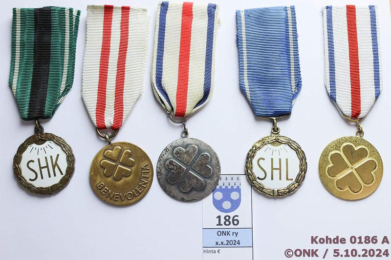 k-0186-a.jpg - Kohde 186 (kuva 1/2), lhthinta: 75 € / ei tarjouksia Er (5) Suomen Huoltotyntekijin Liitto kultainen amr, kullattu, Ag 813H, U6=1949, valkea emali, nimikaiv. Sosiaalihuollon Keskusliitto pronssinen amr (m.53). Sosiaaliturvan Keskusliitto kultainen amr 30v, kullattu, Ag 925, L8=1988, nimikaiv. 6.10.1988 + hopeinen amr 20v, Ag 830, D8=1981, nimikaiv. 22.9.81; Benevolentia-mitali 10v, tompakki, nimikaiv. 21.1.80., kunto: 7-9