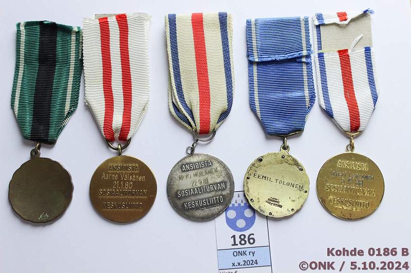 k-0186-b.jpg - Kohde 186 (kuva 2/2), lhthinta: 75 € / ei tarjouksia Er (5) Suomen Huoltotyntekijin Liitto kultainen amr, kullattu, Ag 813H, U6=1949, valkea emali, nimikaiv. Sosiaalihuollon Keskusliitto pronssinen amr (m.53). Sosiaaliturvan Keskusliitto kultainen amr 30v, kullattu, Ag 925, L8=1988, nimikaiv. 6.10.1988 + hopeinen amr 20v, Ag 830, D8=1981, nimikaiv. 22.9.81; Benevolentia-mitali 10v, tompakki, nimikaiv. 21.1.80., kunto: 7-9