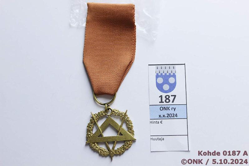 k-0187-a.jpg - Kohde 187 (kuva 1/2), lhthinta: 15 € / myyntihinta: 15 € Ansiomerkkier (3) RKL kultainen amr, ruskea nauha, kaiverrus 5. RKL 50v amr, pinssikiinnitys. RKL 25v amr, mutterikiinnitys, Ag 925, R7=1970, kaiverrus 1971, kunto: 8-9