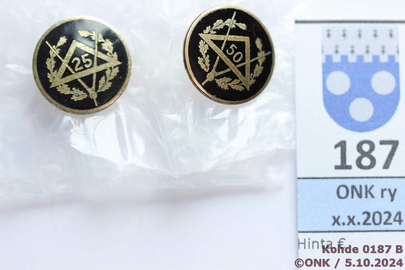 k-0187-b.jpg - Kohde 187 (kuva 2/2), lhthinta: 15 € / myyntihinta: 15 € Ansiomerkkier (3) RKL kultainen amr, ruskea nauha, kaiverrus 5. RKL 50v amr, pinssikiinnitys. RKL 25v amr, mutterikiinnitys, Ag 925, R7=1970, kaiverrus 1971, kunto: 8-9