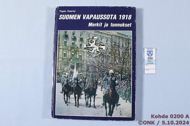 k-0200-a.jpg - Kohde 200 (kuva 1/3), lhthinta: 8 € / myyntihinta: 8 € Saarni, Tapio Suomen Vapaussota 1918 - Merkit ja tunnukset (1986), kunto: 8