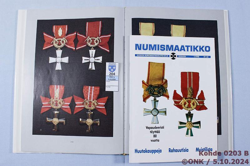 k-0203-b.jpg - Kohde 203 (kuva 2/3), l�ht�hinta: 8 &euro; / myyntihinta: 8 &euro; Vapaudenristin Ritarikunta - Is�nmaan puolesta (1997) + joitain lehtileikkeit�, kunto: 9