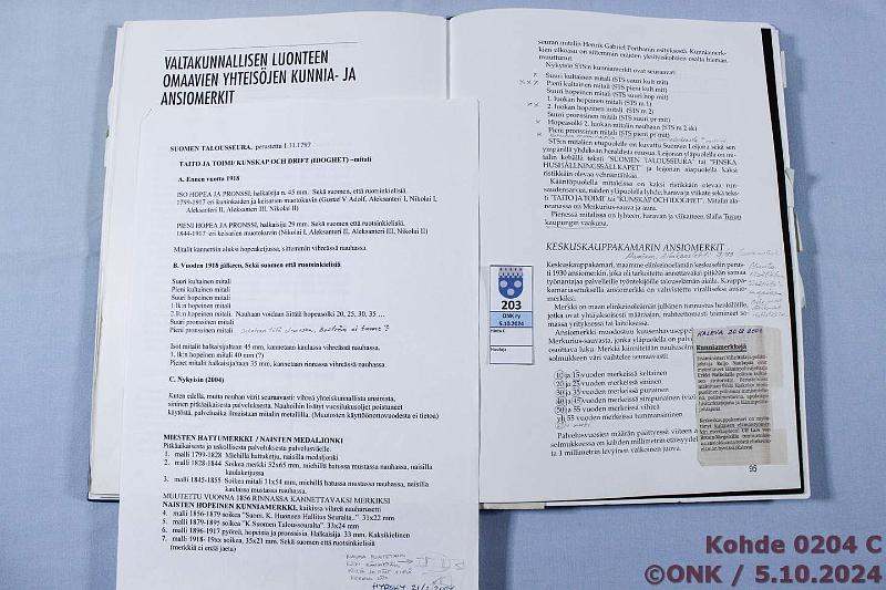 k-0204-c.jpg - Kohde 204 (kuva 3/4), lhthinta: 8 € / myyntihinta: 10 € Tetri, Juha E Kunniamerkkikirja (1994), lkmj + useita lehtileikkeit, kunto: 8