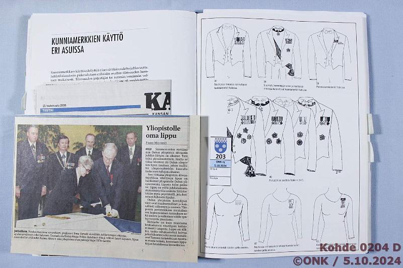 k-0204-d.jpg - Kohde 204 (kuva 4/4), lhthinta: 8 € / myyntihinta: 10 € Tetri, Juha E Kunniamerkkikirja (1994), lkmj + useita lehtileikkeit, kunto: 8